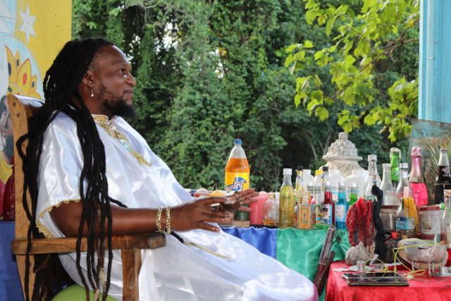 Rey Ramírez, el brujo que entierra en fosas a los enfermos para curarlos Rey Ramírez, el brujo que entierra en fosas a los enfermos para curarlos