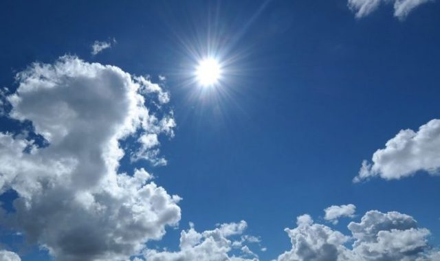 Ambiente soleado y chubascos dispersos sobre parte del país