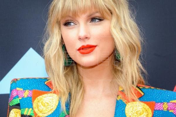  La cantante Taylor Swift publicó este lunes una nueva versión del tema “Christmas Tree Farm”, el éxito navideño que grabó en 2019 