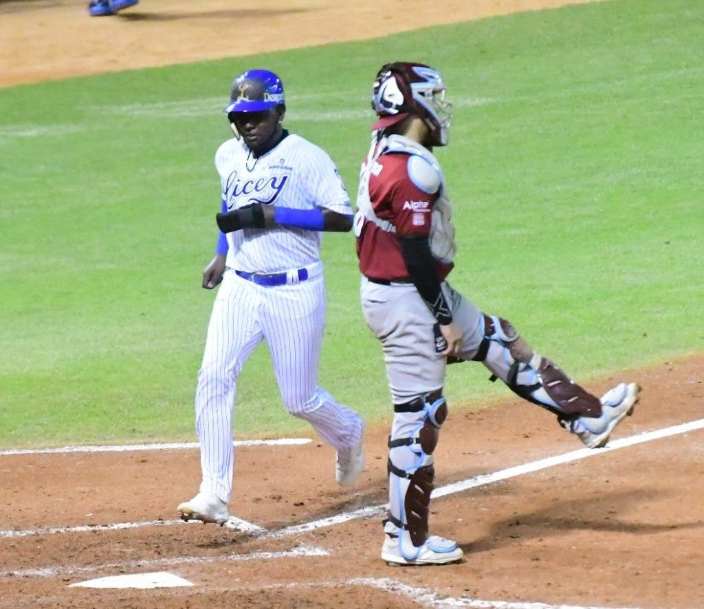 Un elevado de sacrificio de Jorge Bonifacio con las bases llenas en el cierre de la sexta entrada rompió empate a 5 carreras y puso a los Tigres del Licey en camino de una victoria 7-5 sobre los Gigantes del Cibao, cortando la mala racha de cuatro reveses al hilo.