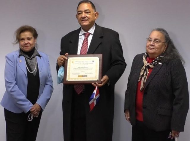 Universidad New York reconoce periodista Ramon Mercedes