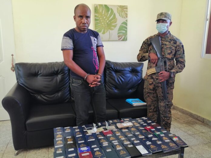 Ejército detiene haitiano con 11 mil dólares y 92 pasaporte cuando se dirigía a consulado clandestino de Juana Méndez en comunidad de Dajabón