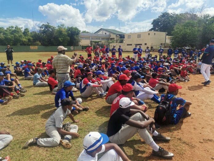 Expeloteros imparten clínica a niños y jóvenes