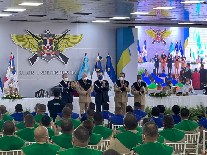 Abinader encabeza graduación de 5,739 profesionales del Insude