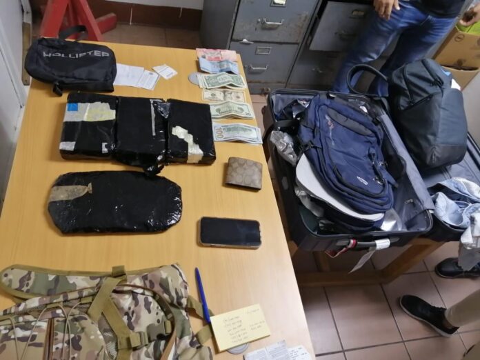 Ocupan cuatro paquetes presumiblemente cocaína en aeropuerto Puerto Plata