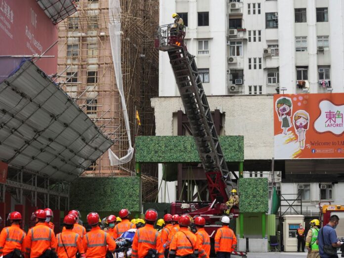 Evacúan a 1.200 personas atrapadas en incendio en un rascacielos de Hong Kong