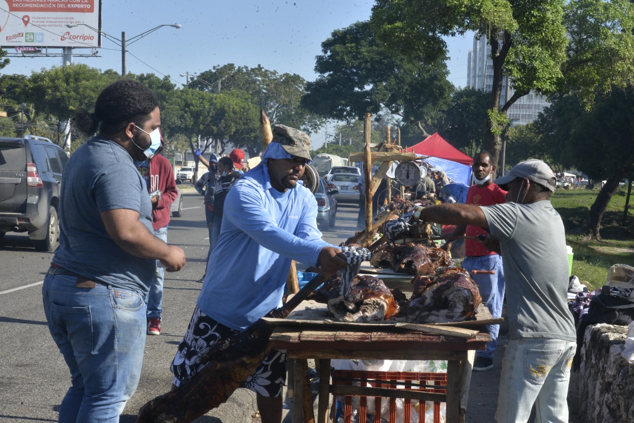 1640384053 221 Dominicanos recorren diferentes puntos de la ciudad a comprar los