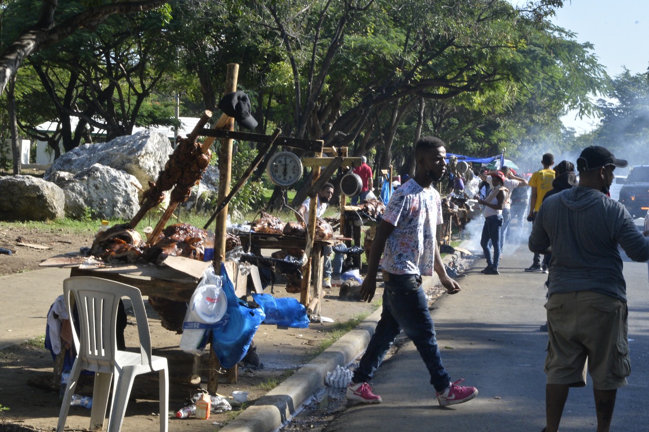 1640384053 319 Dominicanos recorren diferentes puntos de la ciudad a comprar los