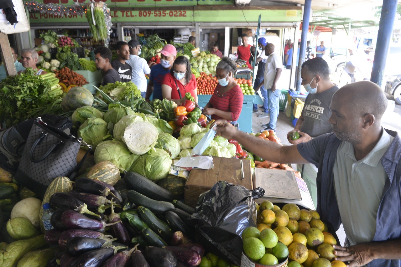 1640384053 775 Dominicanos recorren diferentes puntos de la ciudad a comprar los