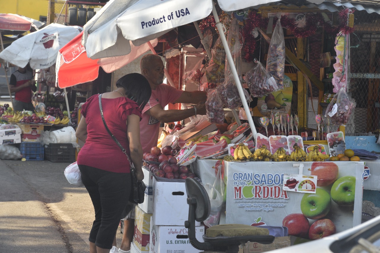 1640384053 932 Dominicanos recorren diferentes puntos de la ciudad a comprar los