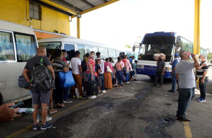 Continúa éxodo de personas hacia el interior por fiestas de Año Nuevo