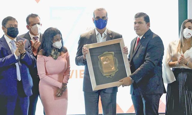 Abinader anuncia ventanilla de construccion