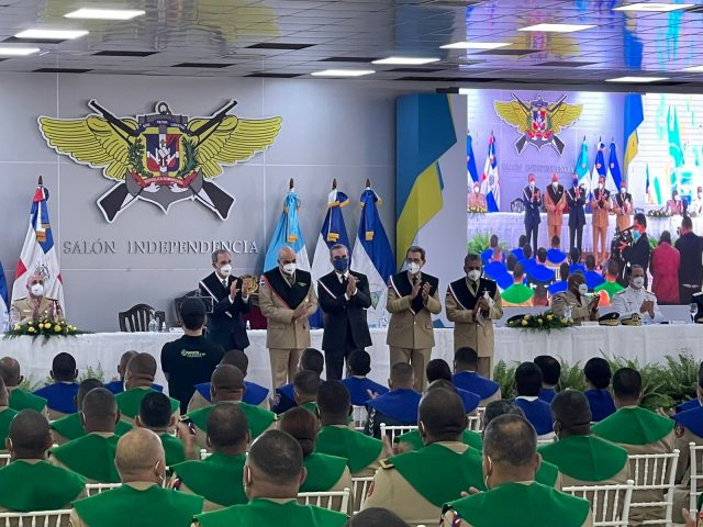 Abinader encabeza graduación de 5,739 profesionales del Insude