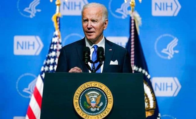 Biden acelerará donación de vacunas a otros países ante nueva variante