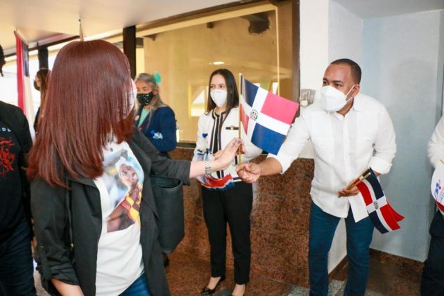 Departamento Aeroportuario encabeza bienvenida a dominicanos visitan el pais por