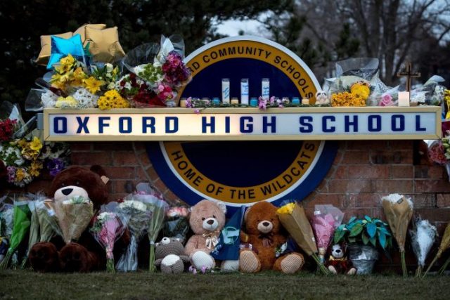 Detienen padres del autor de un tiroteo en instituto de EEUU Detienen padres del autor de un tiroteo en instituto de EEUU