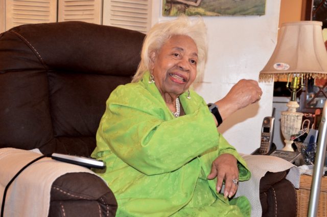 MIREX entrega el Premio al Emigrante Dominicano Sr. Oscar de la Renta a dominicana destacada en EEUU