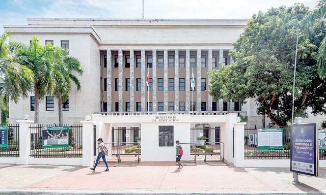 Escuelas pagadas y no entregadas revelan irregularidad