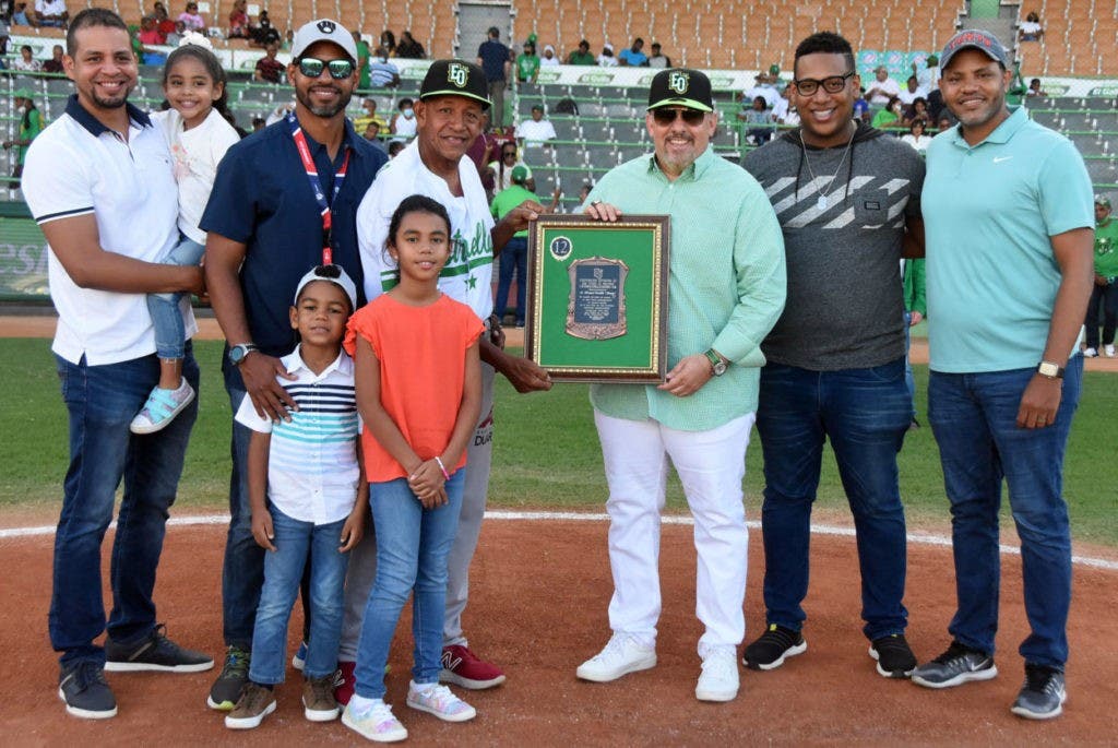 Estrellas retiran numero 12 de Bonny Castillo
