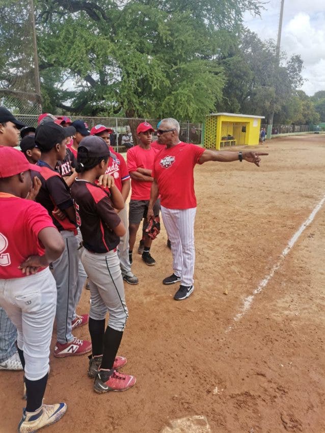 Expeloteros imparten clinica a ninos y jovenes