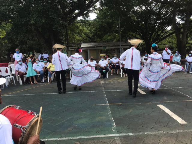 Fundoproam celebra fiesta navidena con envejecientes de SDE