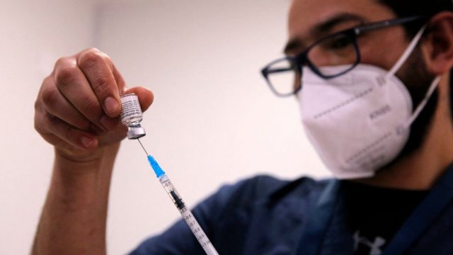 Hospital israeli comienza ensayo clinico con la cuarta dosis de