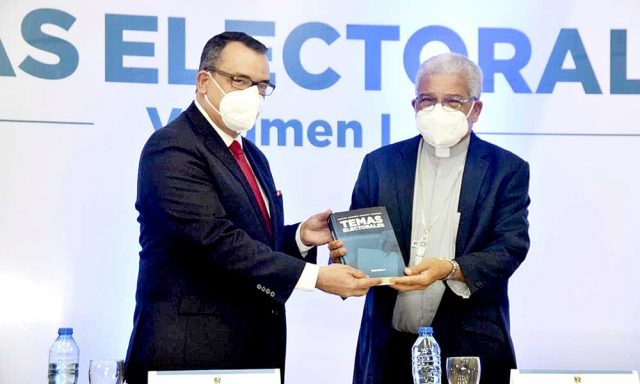 Jaquez presento libro sobre temas electorales