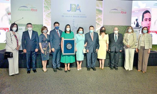 Realizan primera version del premio Dr Julio A Brache Arzeno