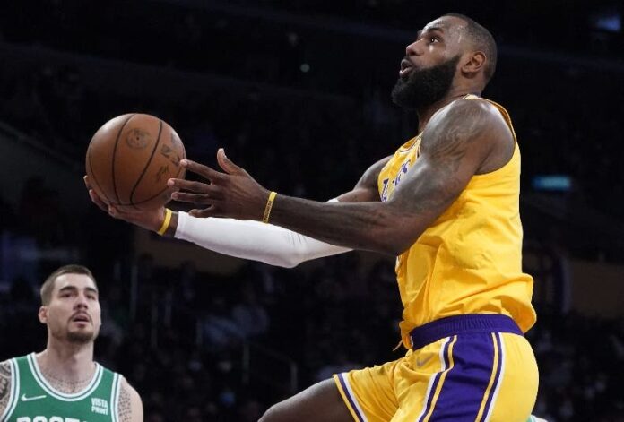 Trío estelar le da victoria a Lakers sobre los Celtics