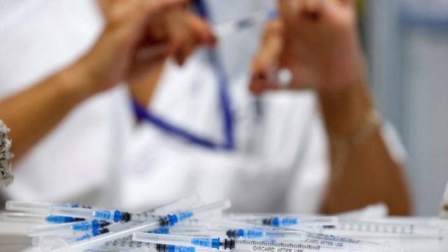 Vacunas Sinovac y Pfizer no son efectivas contra omicron segun