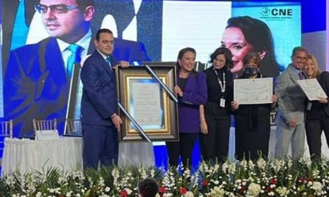 Xiomara Castro recibe credencial como presidenta