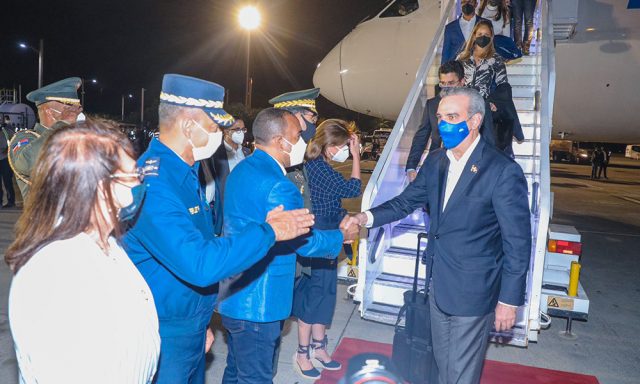 Abinader retorna al pais desde Madrid Espana