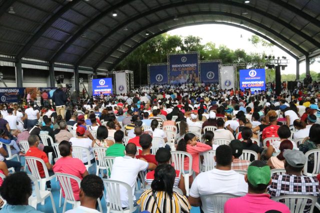 Alcaldesa de Salcedo y cientos de dirigentes se juramentan en