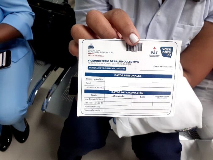 Apresan joven con tarjetas falsas vacunación COVID-19 en Santiago