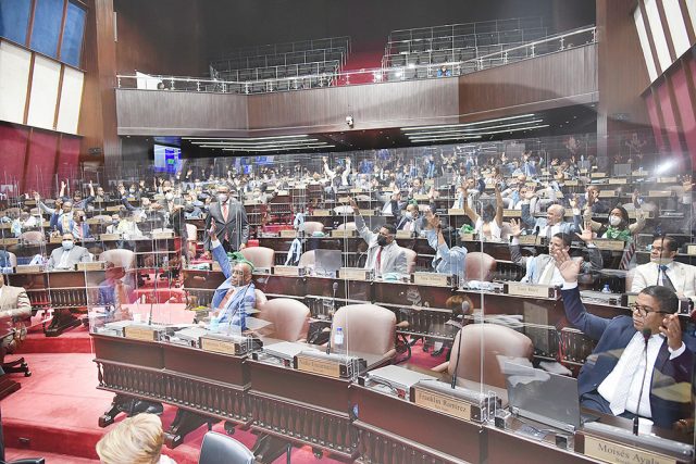 Camara aprueba proyecto regula lengua de senas y sistema Braille