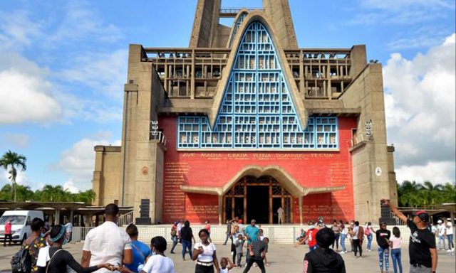 Cientos acuden a la Basilica de Higuey a venerar a