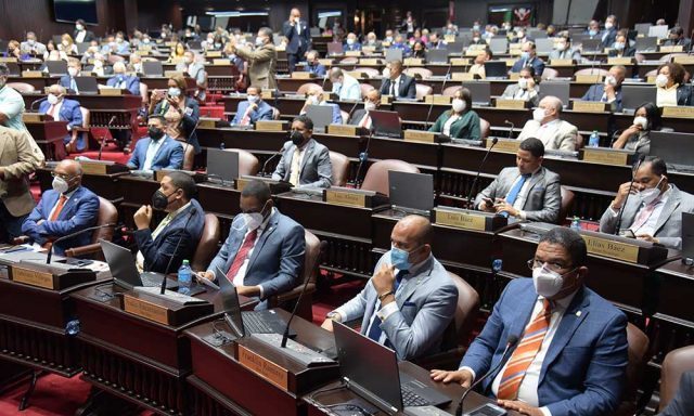 De acuerdo a una información oficial, unos ocho legisladores faltaron a esas sesiones reportando arrojar resultados positivos a la covid-19. De acuerdo a una información oficial, unos ocho legisladores faltaron a esas sesiones reportando arrojar resultados positivos a la covid-19.