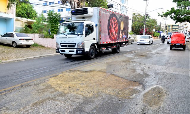 Deterioro de la avenida Francia dificulta transito