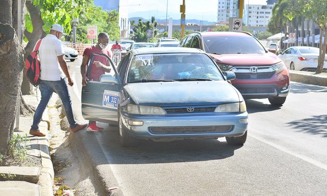 Gobierno negocia con transportistas para que no suban pasaje