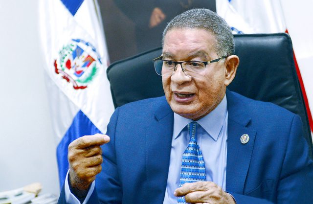 Gomez dice que urge incorporar en pais materia de educacion