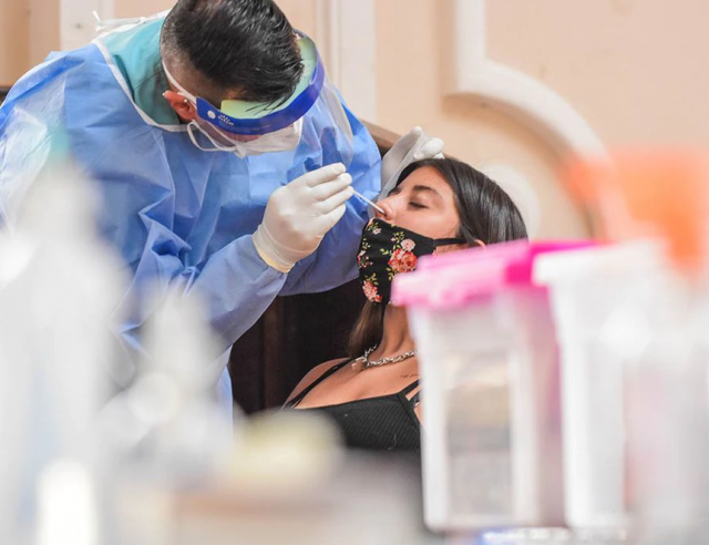 Nueva ola de Covid bate récords y supera los 2 millones de casos diarios Nueva ola de Covid bate récords y supera los 2 millones de casos diarios