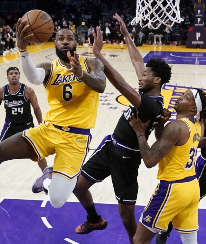 LeBron y Monk guían remontada de Lakers