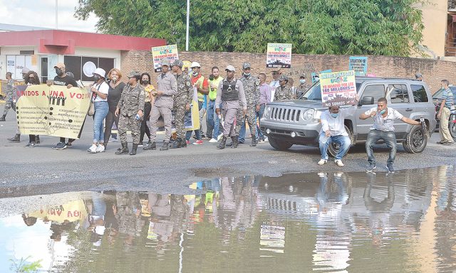 Marchan en Santo Domingo Oeste por servicios basicos