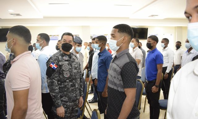 PN recibe mas de 100 aspirantes a cadetes