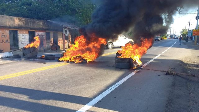 Queman neumáticos en SFM antes la llegada de Luis Abinader Queman neumáticos en SFM antes la llegada de Luis Abinader