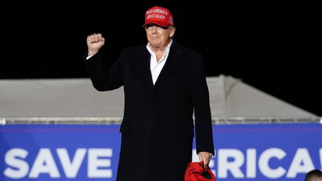 Trump sube al escenario de su mitin acompañado por la música del icónico luchador The Undertaker y explotan las redes Trump sube al escenario de su mitin acompañado por la música del icónico luchador The Undertaker y explotan las redes