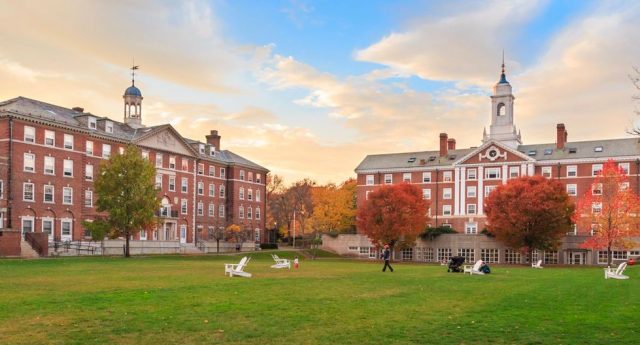 Alumnas demandan a la Universidad de Harvard por ignorar denuncias de abusos