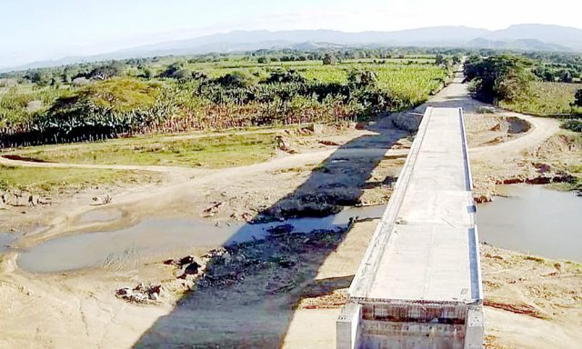 Comunitarios piden terminar dos puentes