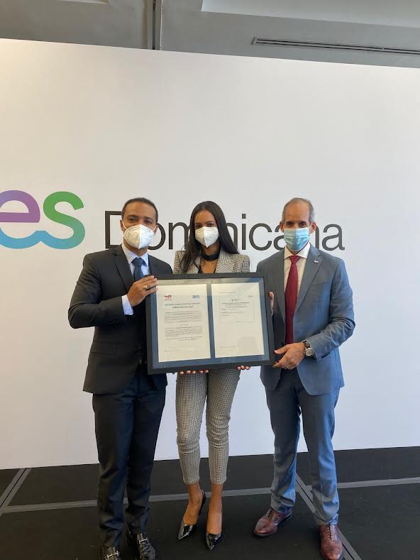 En nombre de CMI, Molinos Modernos, recibieron el certificado José Ezequiel Díaz, Gerente de Proyectos y CapEx y Ana Mercedes Pichardo, coordinadora de sistemas de gestión, de manos de Edwin De los Santos, CEO de AES Dominicana. En nombre de CMI, Molinos Modernos, recibieron el certificado José Ezequiel Díaz, Gerente de Proyectos y CapEx y Ana Mercedes Pichardo, coordinadora de sistemas de gestión, de manos de Edwin De los Santos, CEO de AES Dominicana.