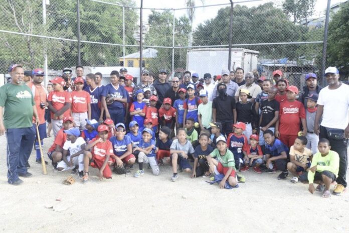 Luis Rojas imparte charla beisbol a ninos de La Zurza 1